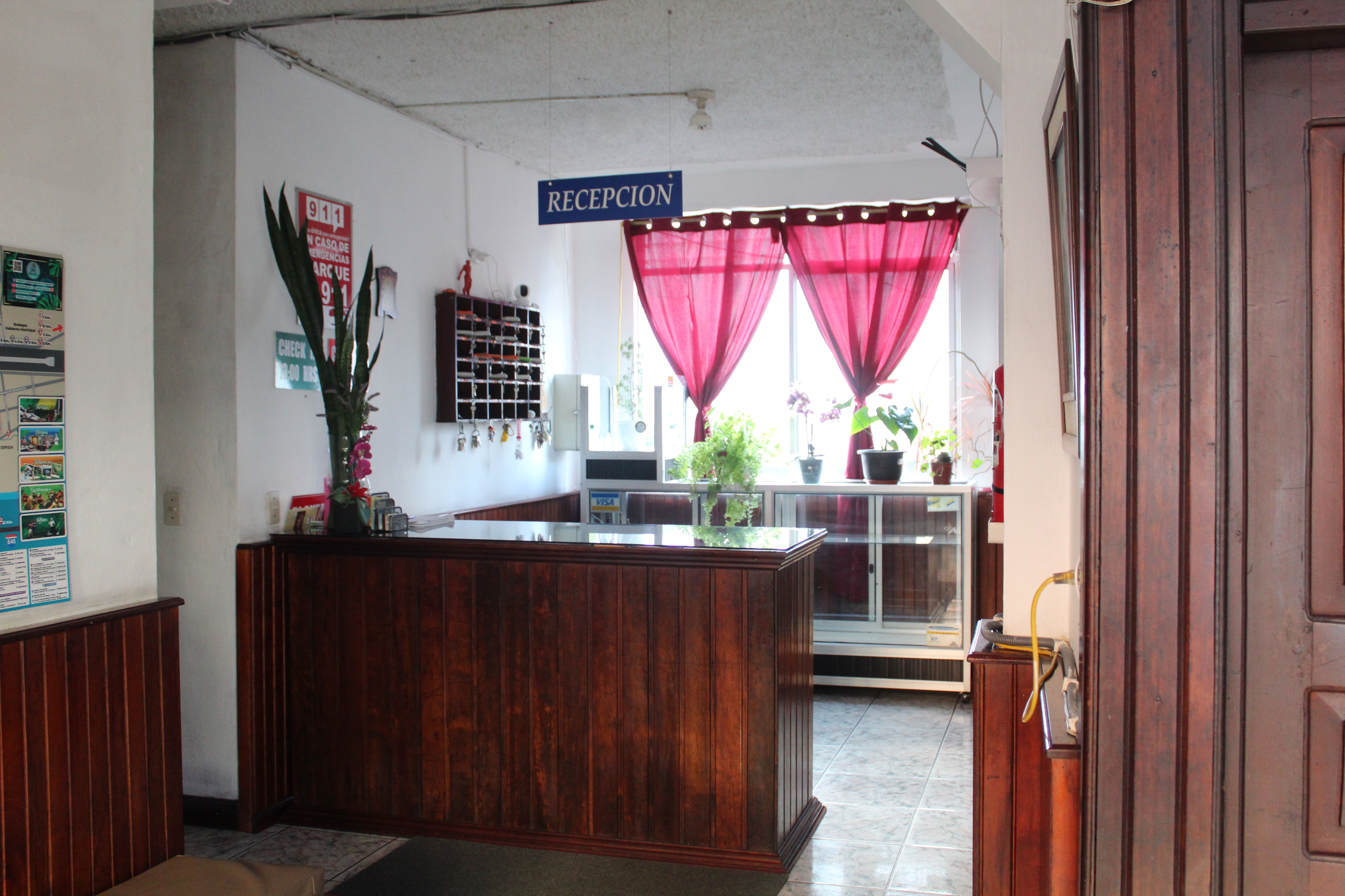 Huéspedes participando en actividades culturales con la comunidad Shuar